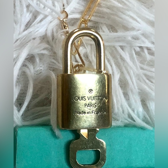 LV Lock & Key #317 Louis Vuitton Paris with 18” gold metal Paperclip chain - Picture 13 of 16